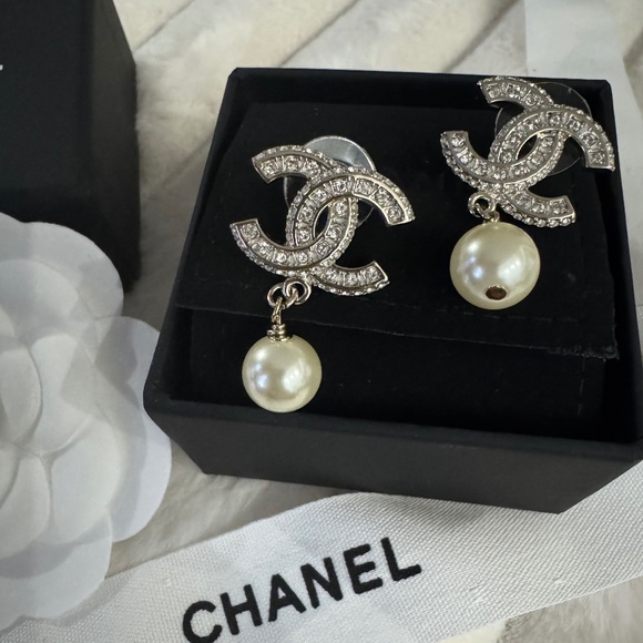 CHANEL gold CC earrings - Picture 1 of 6